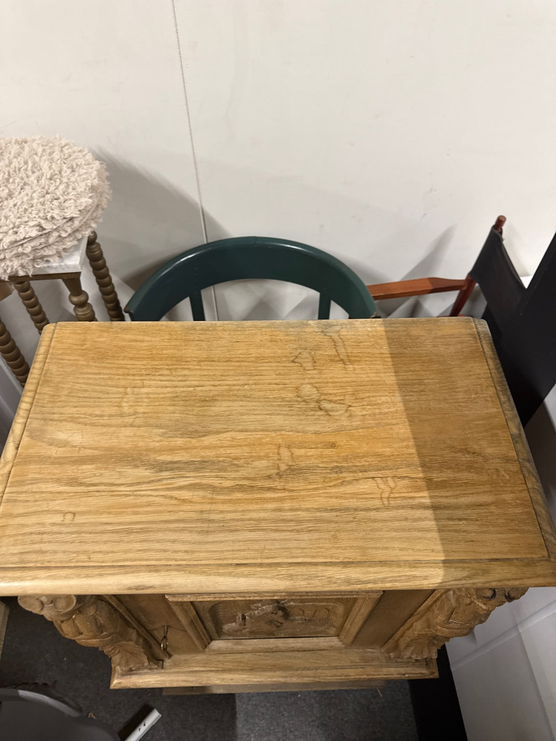 Skab m. Udskåret Detaljer